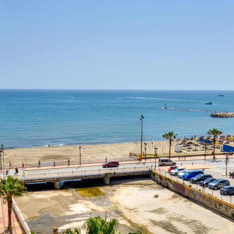 Sale of middle floor apartment in Fuengirola