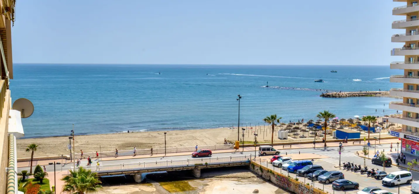 Sale of middle floor apartment in Fuengirola 2