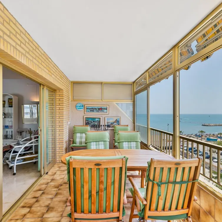 Sale of middle floor apartment in Fuengirola