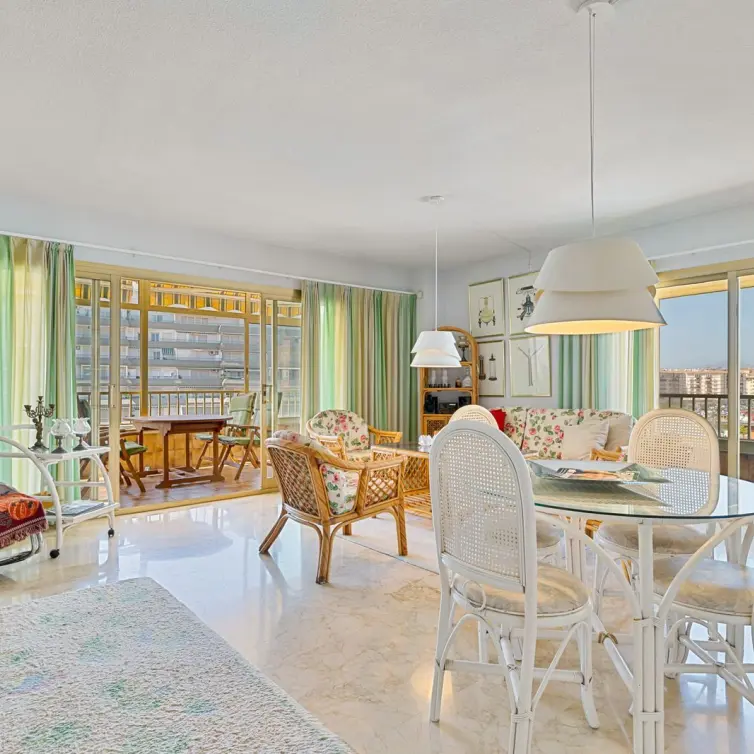 Sale of middle floor apartment in Fuengirola