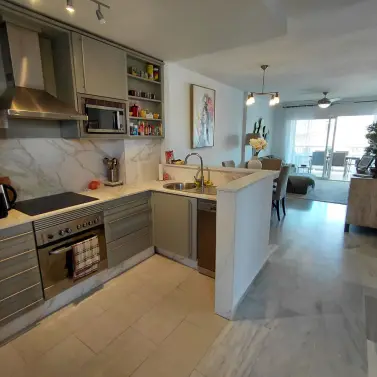 Продажа апартаментов на среднем этаже в Calahonda