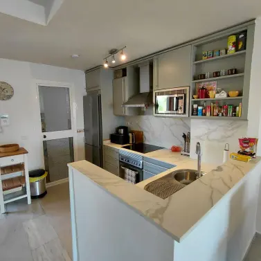 Продажа апартаментов на среднем этаже в Calahonda