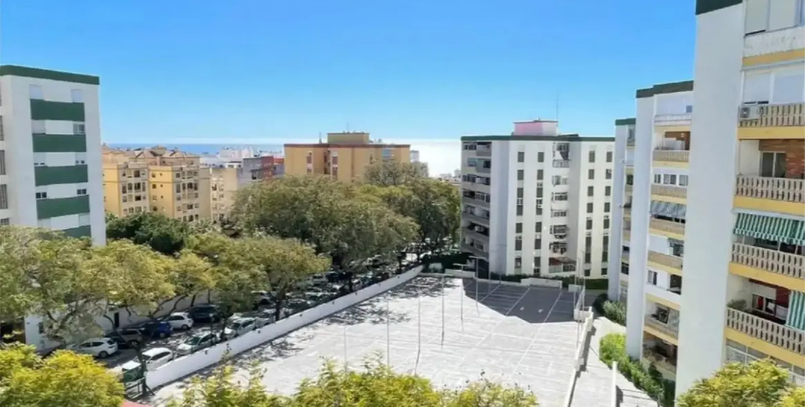 Venta de apartamento en planta media en Marbella 1