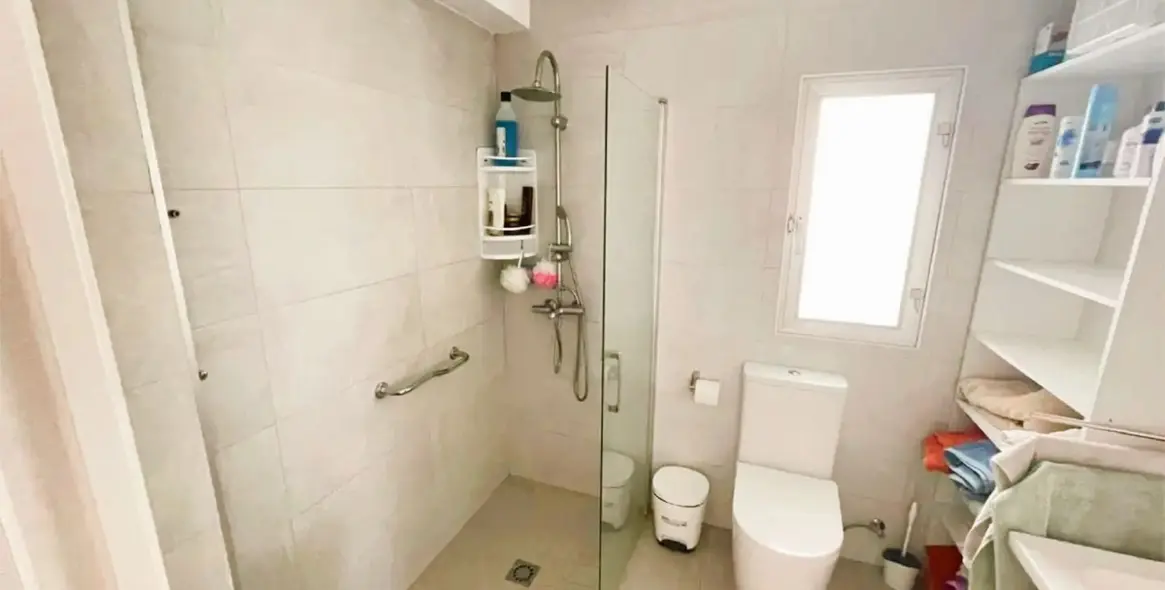 Venta de apartamento en planta media en Marbella 16