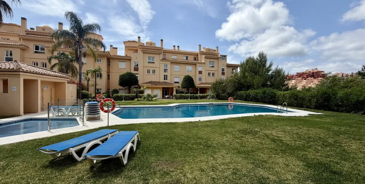 Sale of middle floor apartment in Calahonda 1