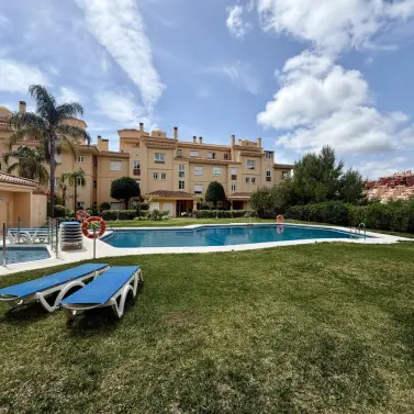 Venta de apartamento en planta media en Calahonda
