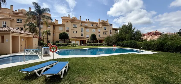 Venta de apartamento en planta media en Calahonda 0