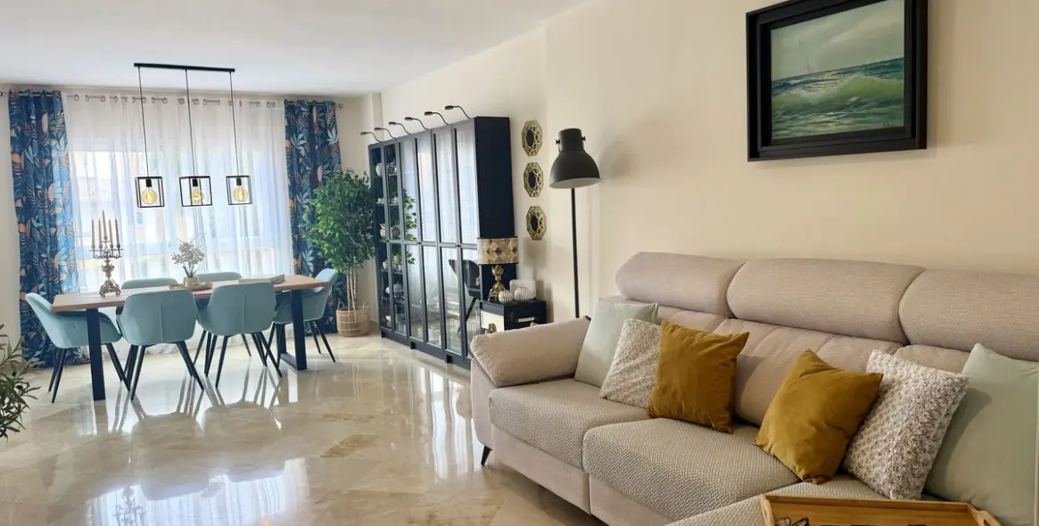 Sale of middle floor apartment in Calahonda 3