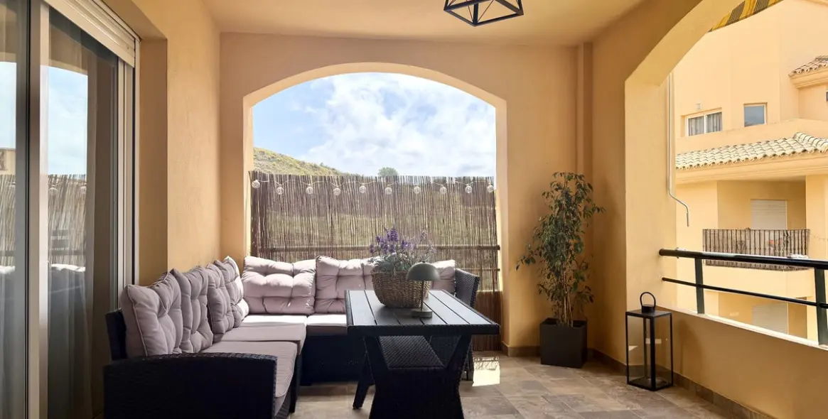Sale of middle floor apartment in Calahonda 5