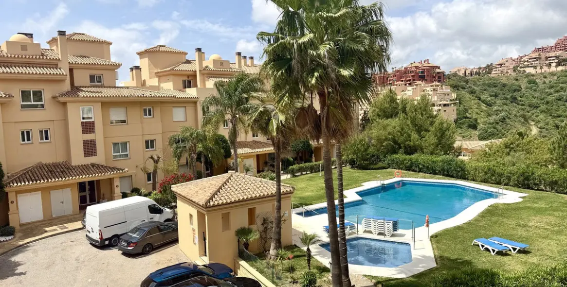 Sale of middle floor apartment in Calahonda 6
