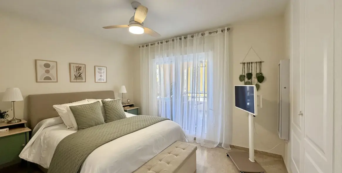 Sale of middle floor apartment in Calahonda 7