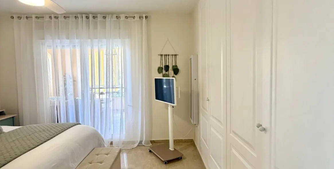 Sale of middle floor apartment in Calahonda 8