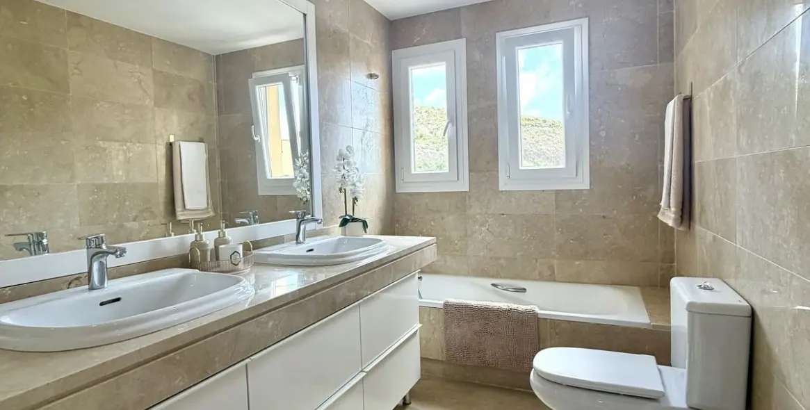 Sale of middle floor apartment in Calahonda 9