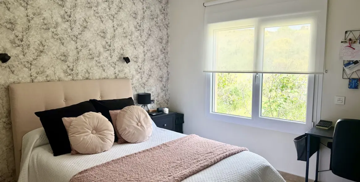 Sale of middle floor apartment in Calahonda 10