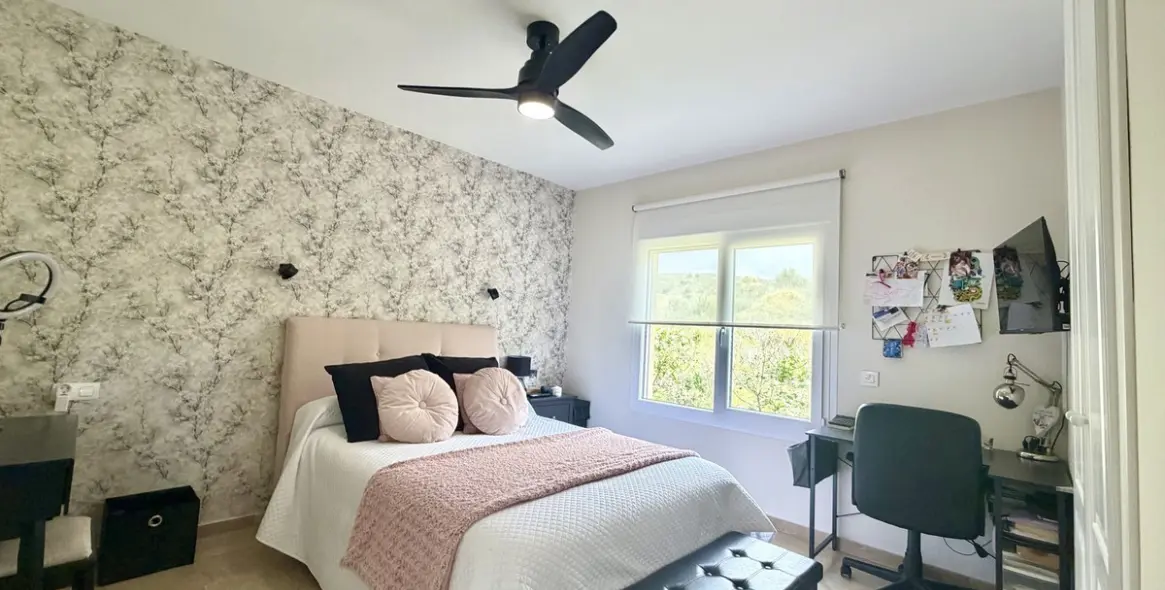 Sale of middle floor apartment in Calahonda 11