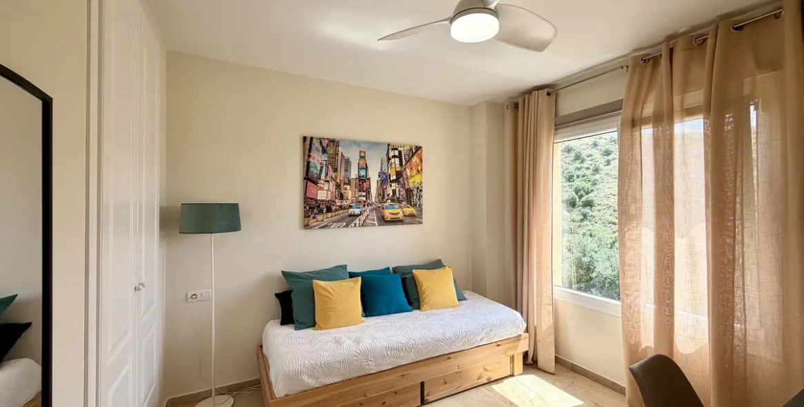 Sale of middle floor apartment in Calahonda 13