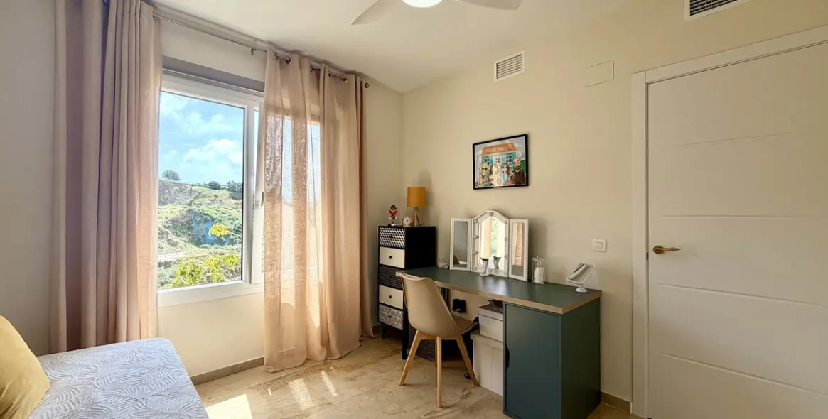 Sale of middle floor apartment in Calahonda 14