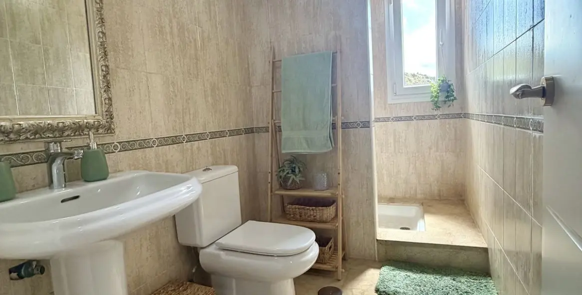 Sale of middle floor apartment in Calahonda 15