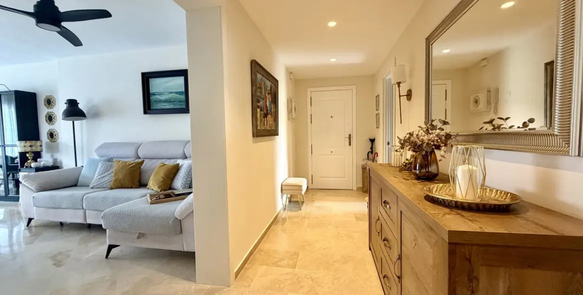 Sale of middle floor apartment in Calahonda 16