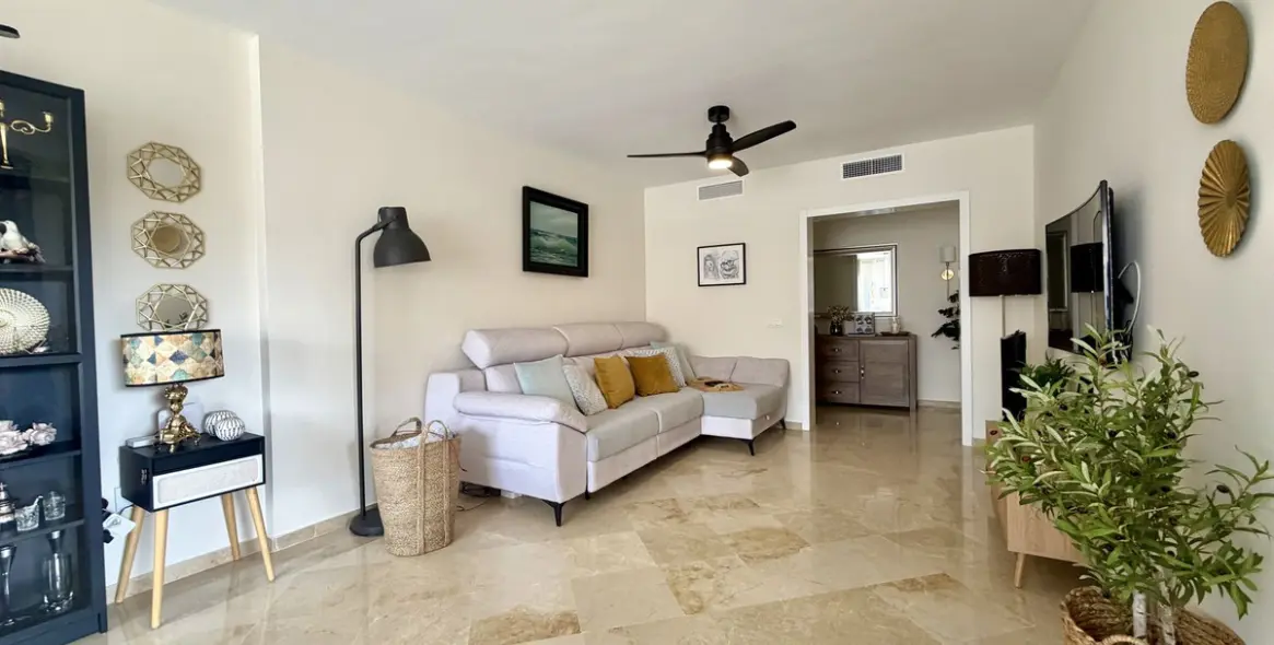 Sale of middle floor apartment in Calahonda 17
