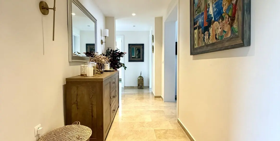 Sale of middle floor apartment in Calahonda 20