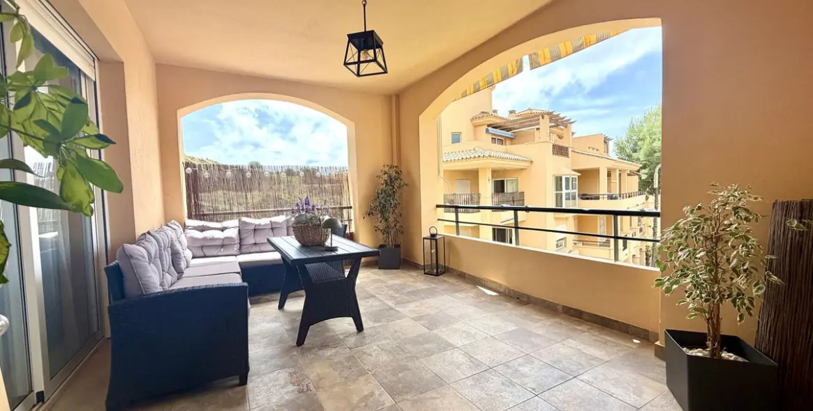 Sale of middle floor apartment in Calahonda 21