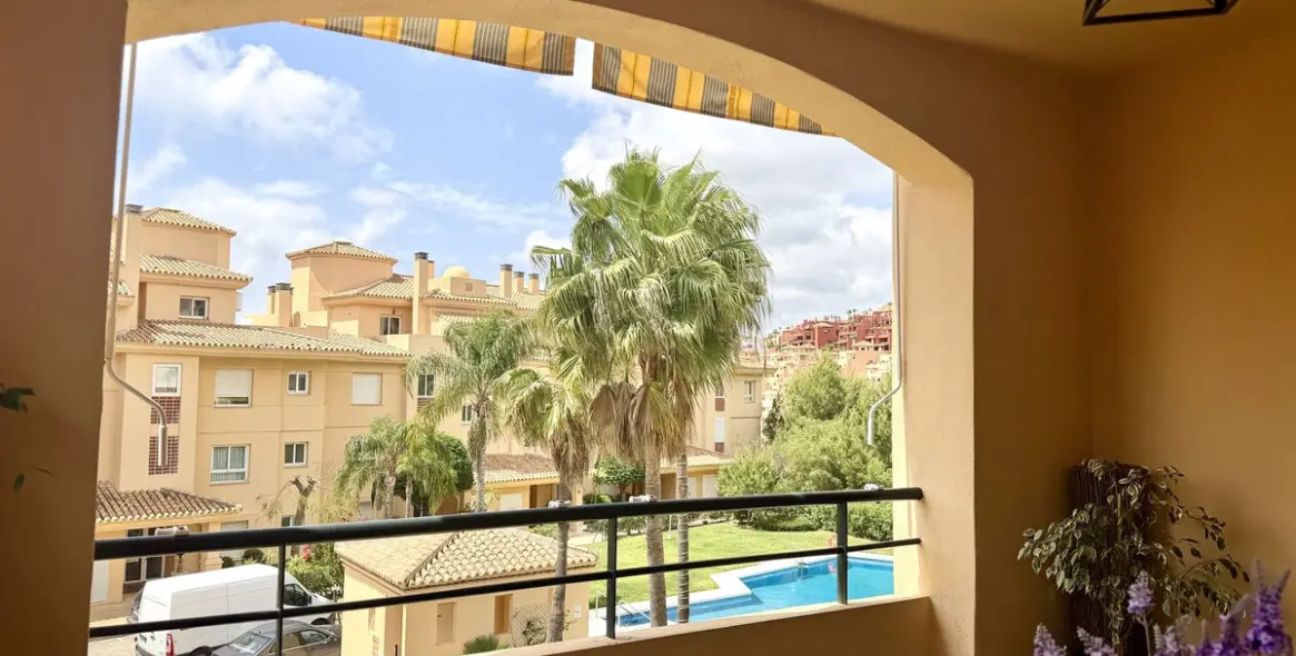 Sale of middle floor apartment in Calahonda 22