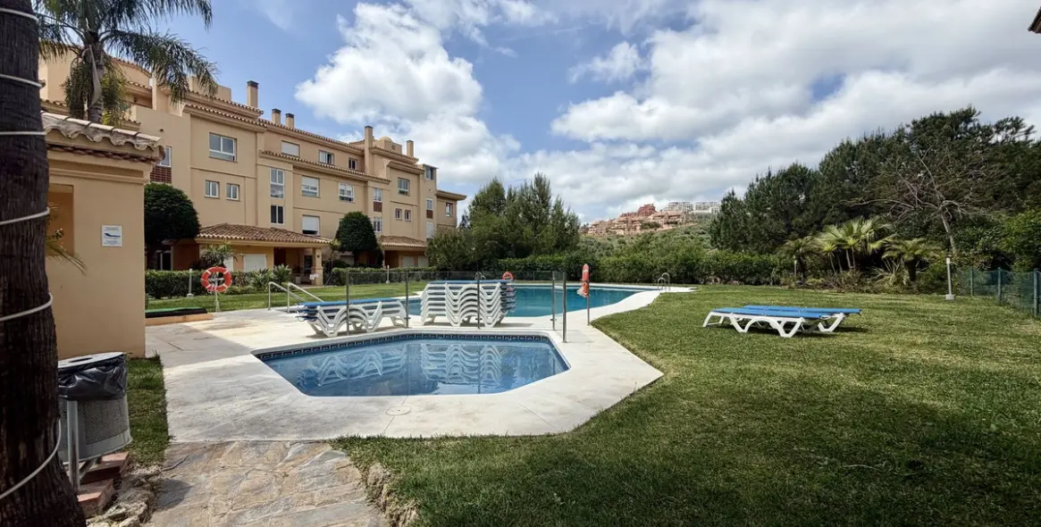 Sale of middle floor apartment in Calahonda 23