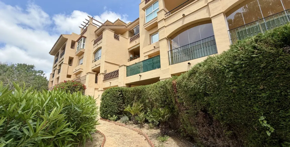 Sale of middle floor apartment in Calahonda 24