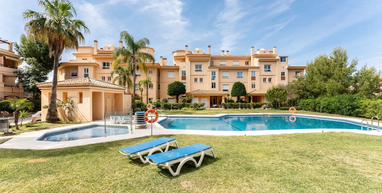 Sale of middle floor apartment in Calahonda 1