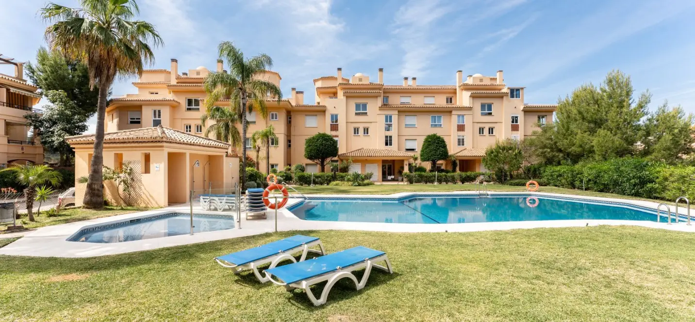 Venta de apartamento en planta media en Calahonda 0
