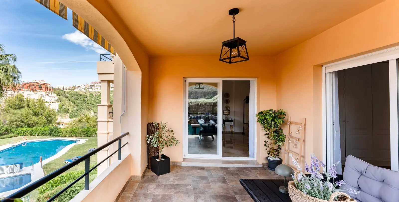 Sale of middle floor apartment in Calahonda 2