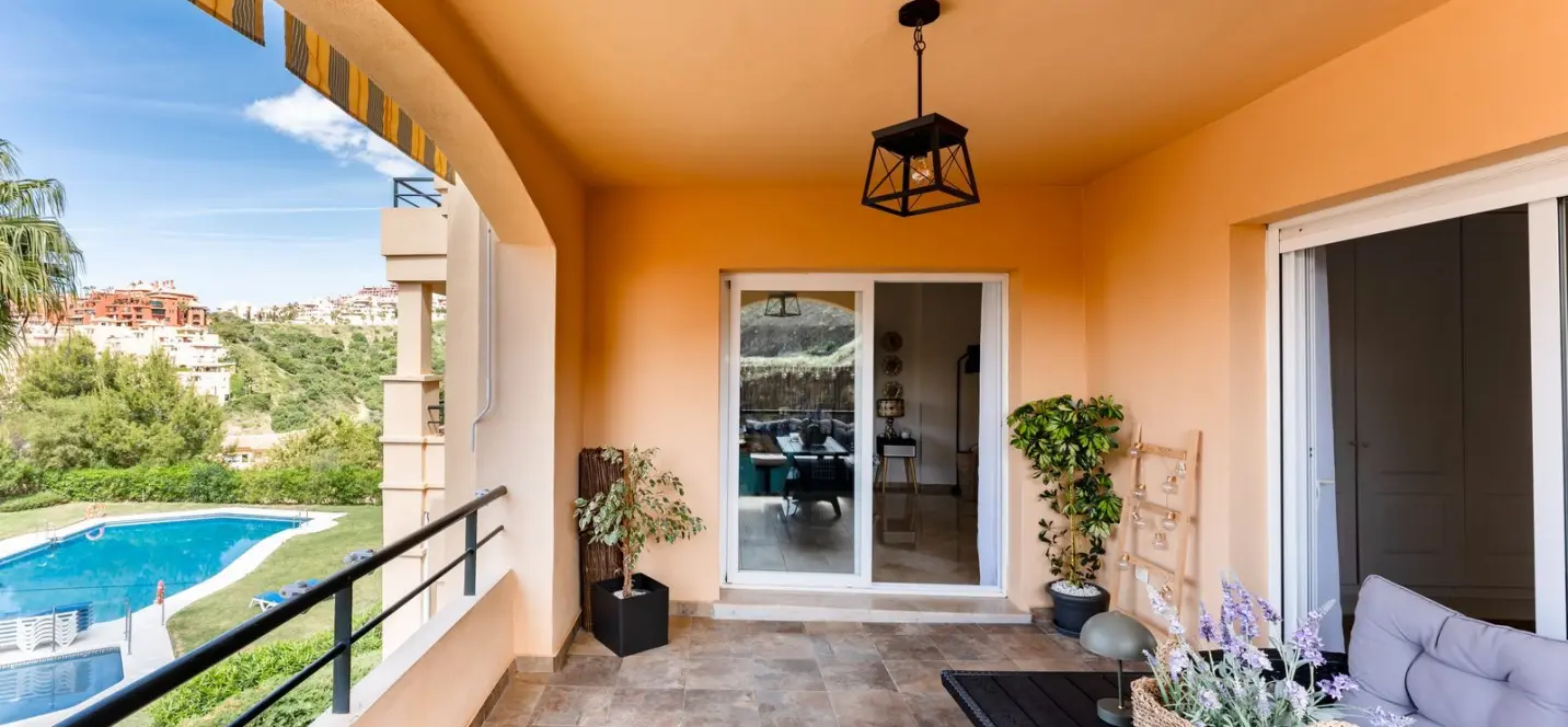 Venta de apartamento en planta media en Calahonda 1