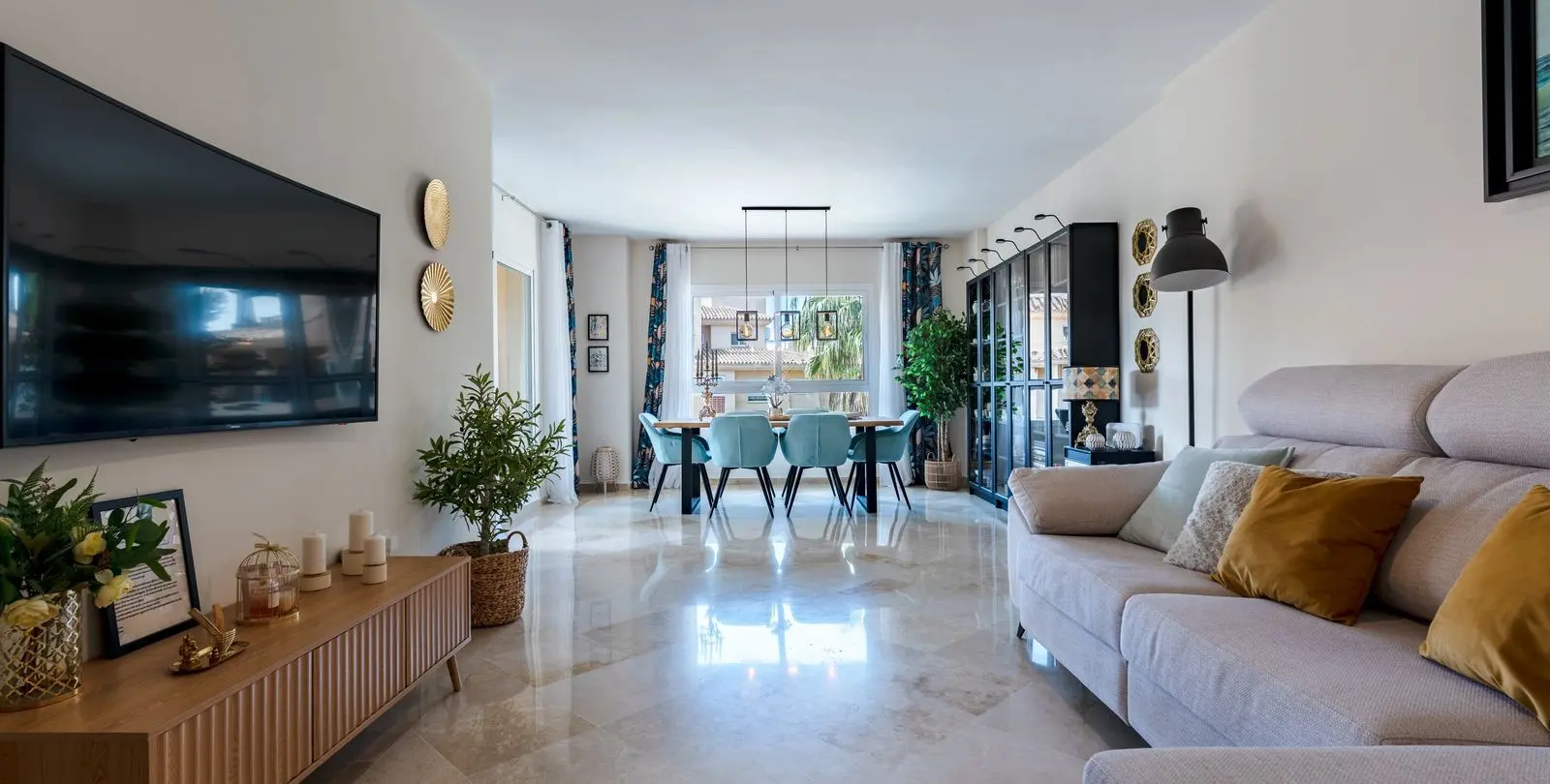 Sale of middle floor apartment in Calahonda 3