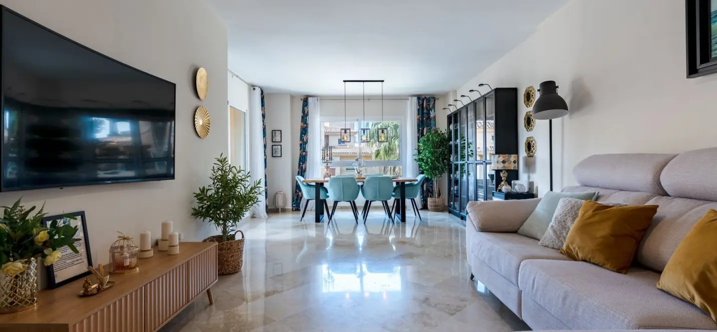 Venta de apartamento en planta media en Calahonda 2