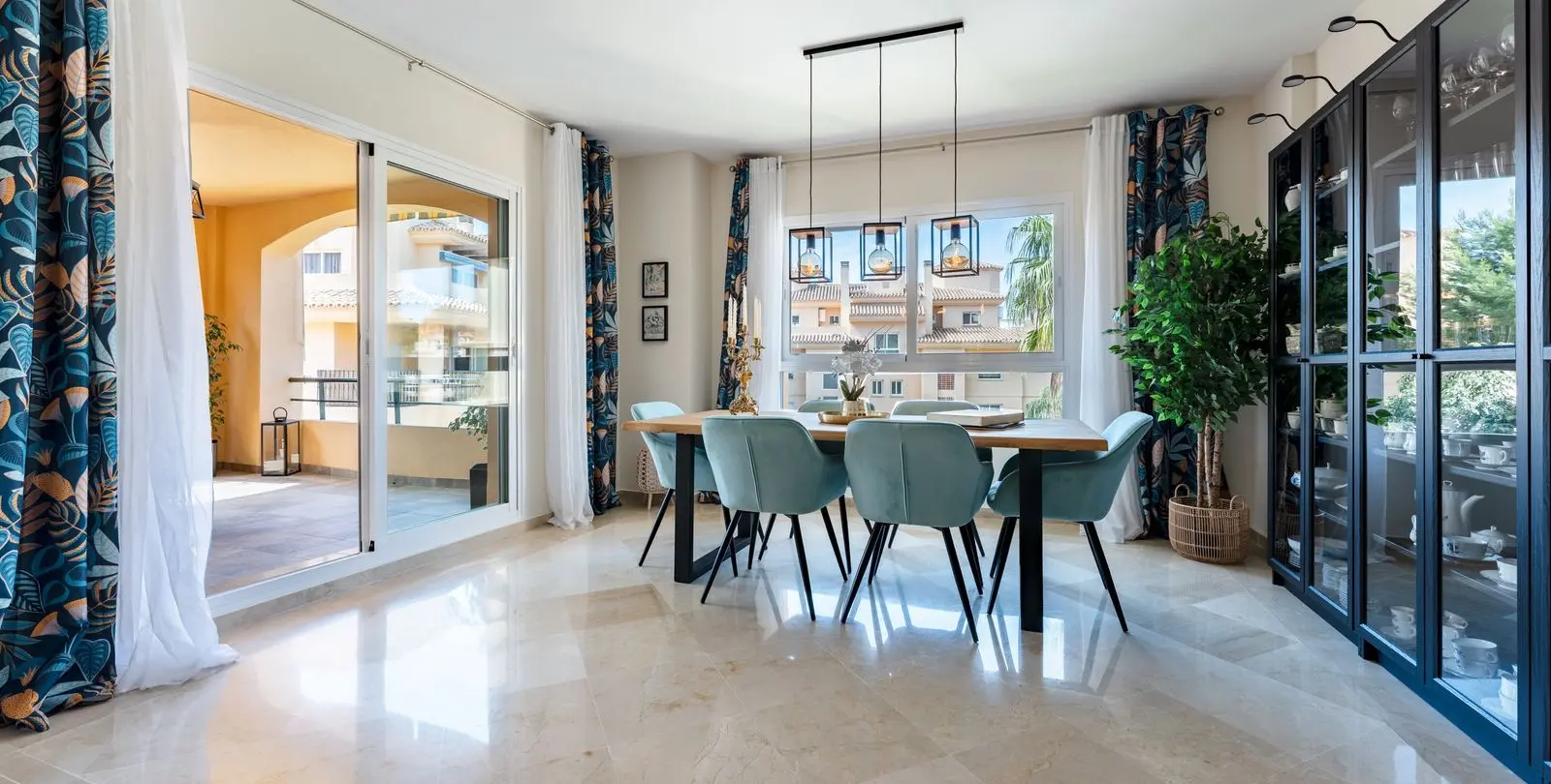 Sale of middle floor apartment in Calahonda 4