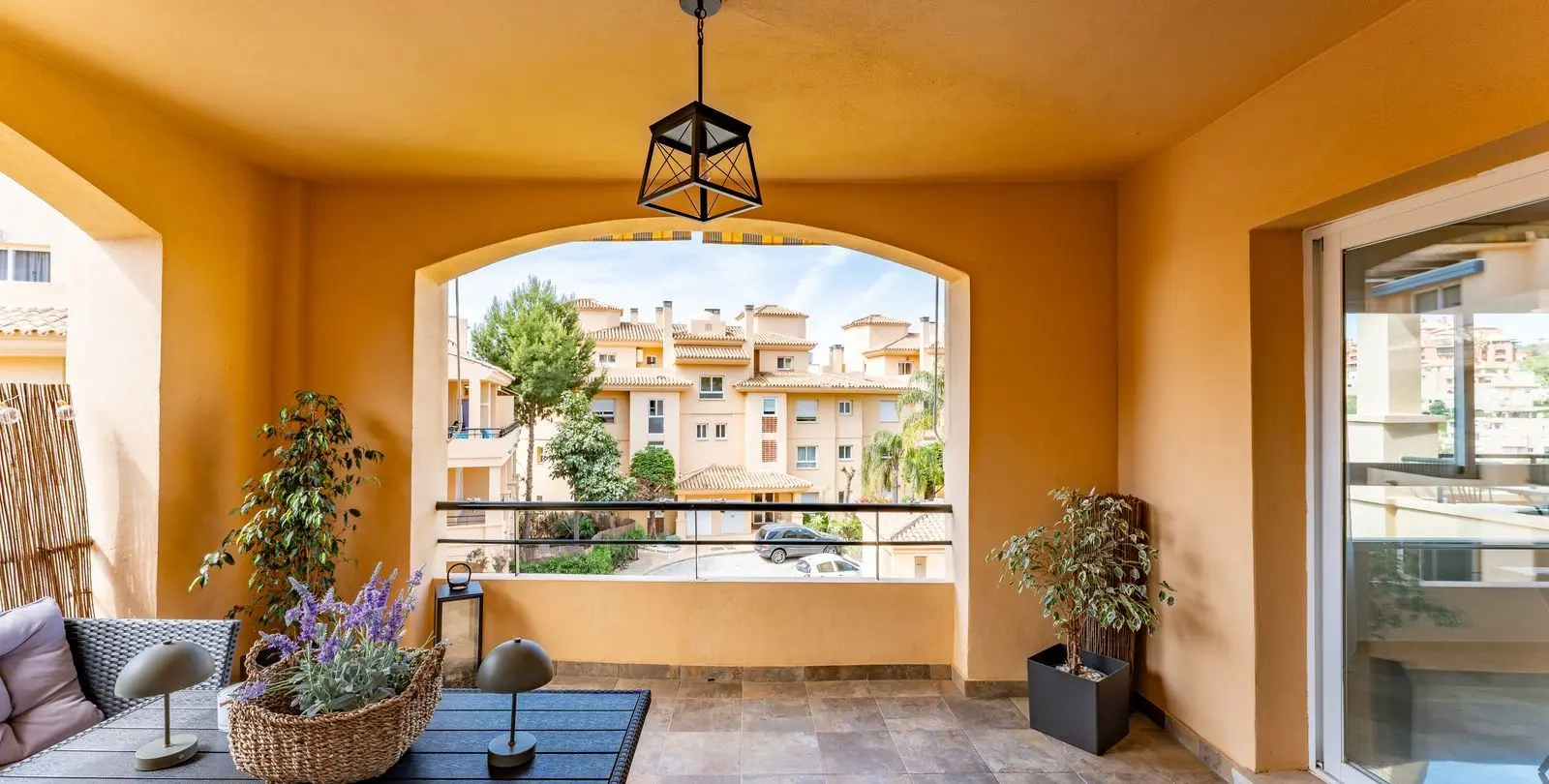 Sale of middle floor apartment in Calahonda 5