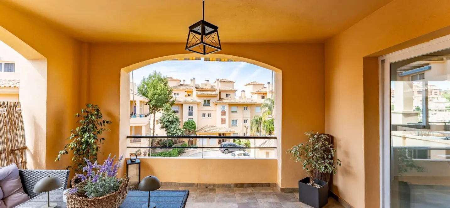 Venta de apartamento en planta media en Calahonda 4