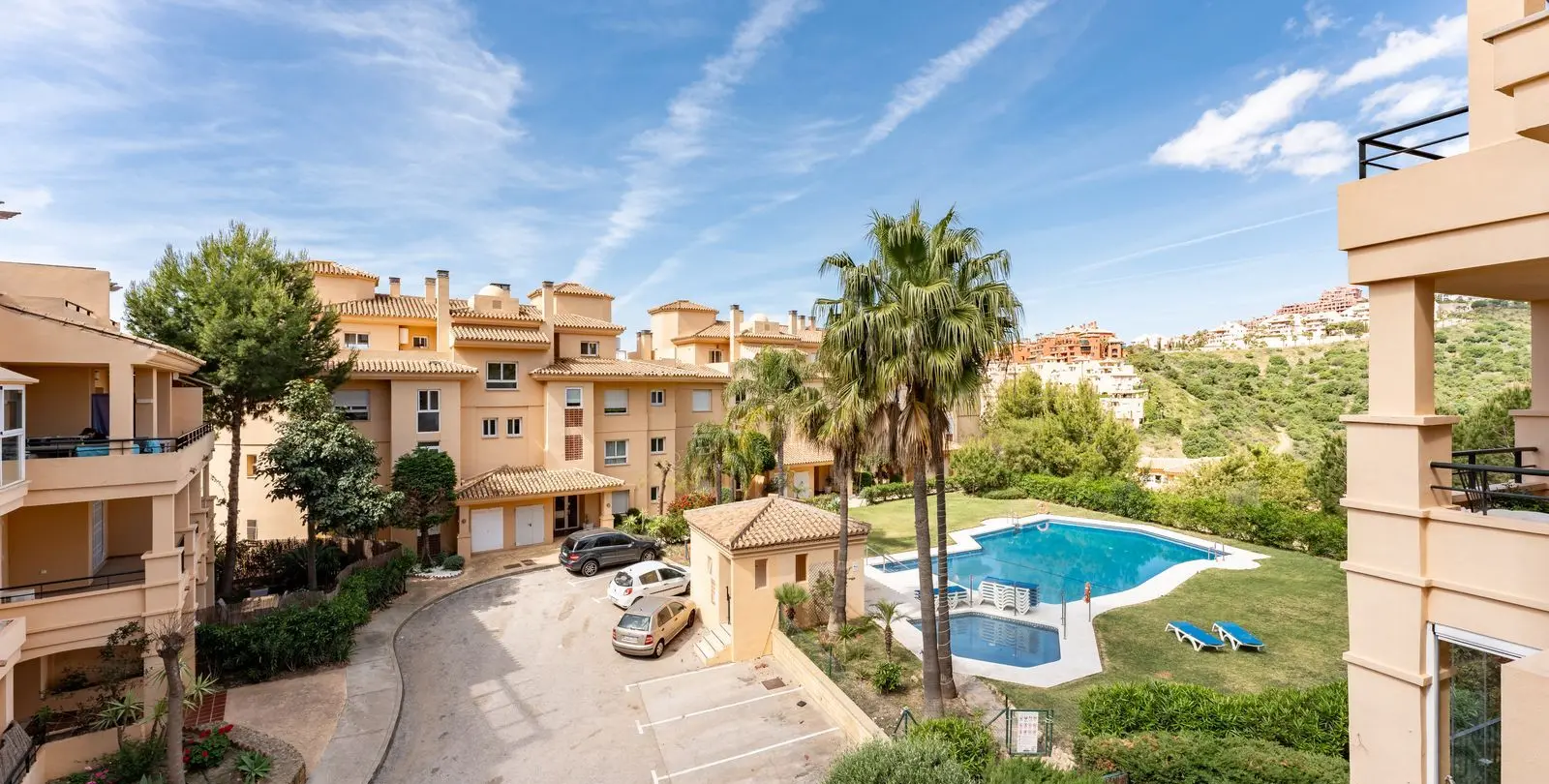 Sale of middle floor apartment in Calahonda 6