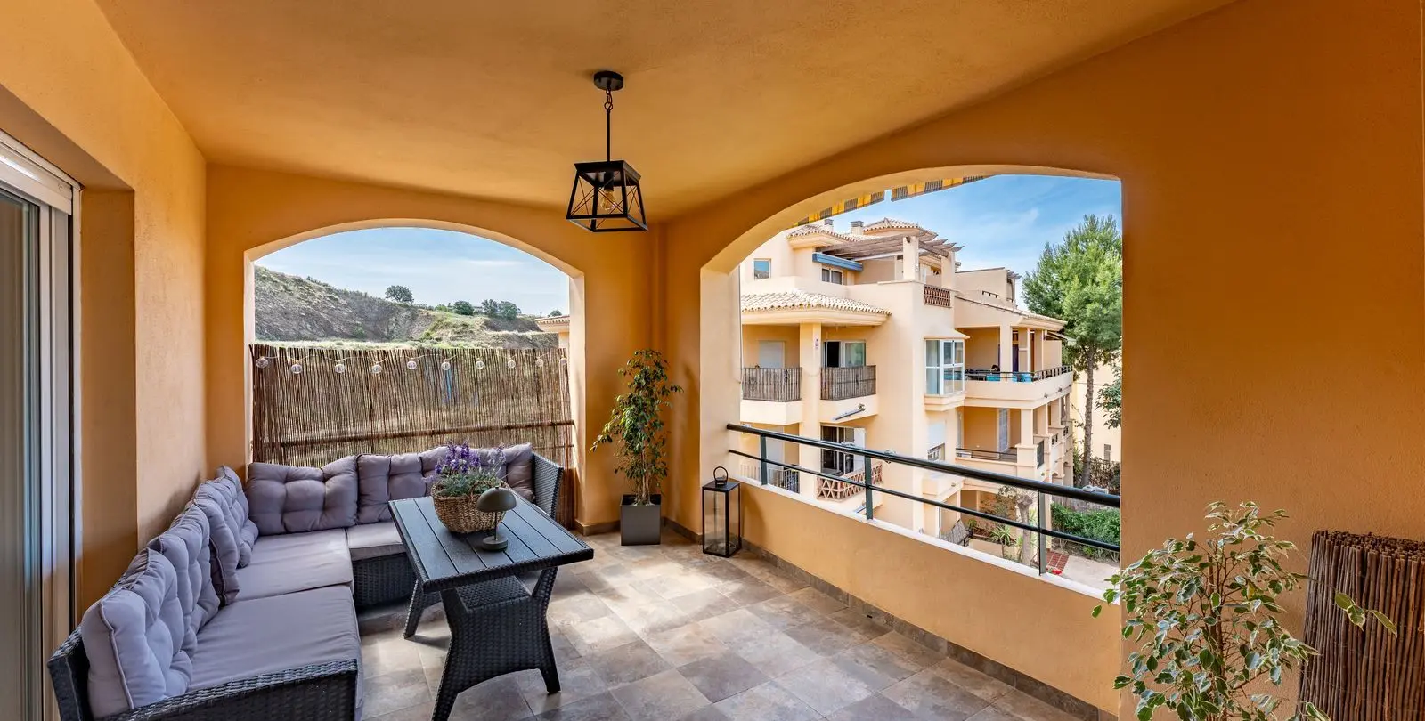 Sale of middle floor apartment in Calahonda 7