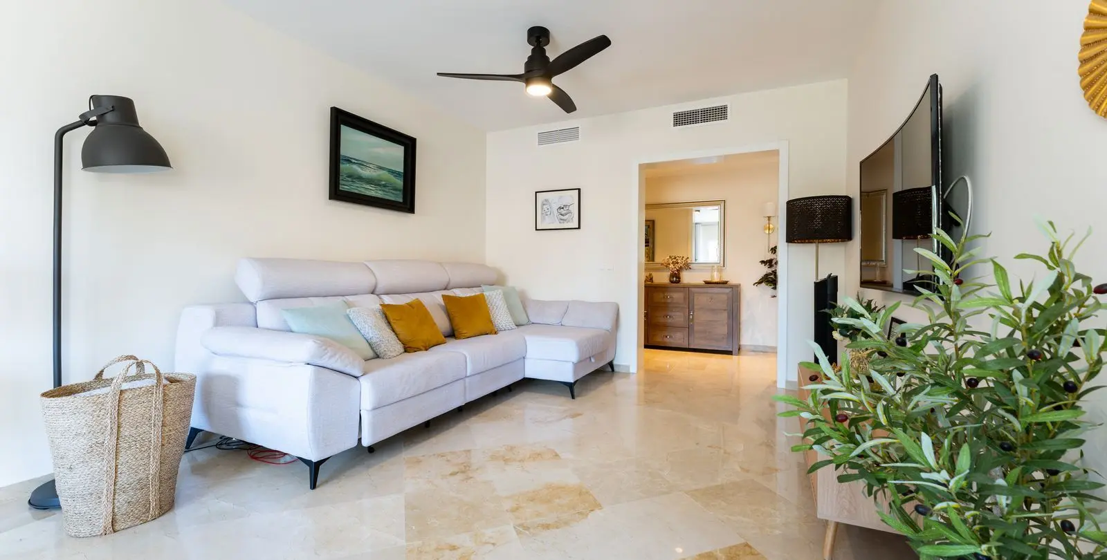 Sale of middle floor apartment in Calahonda 8