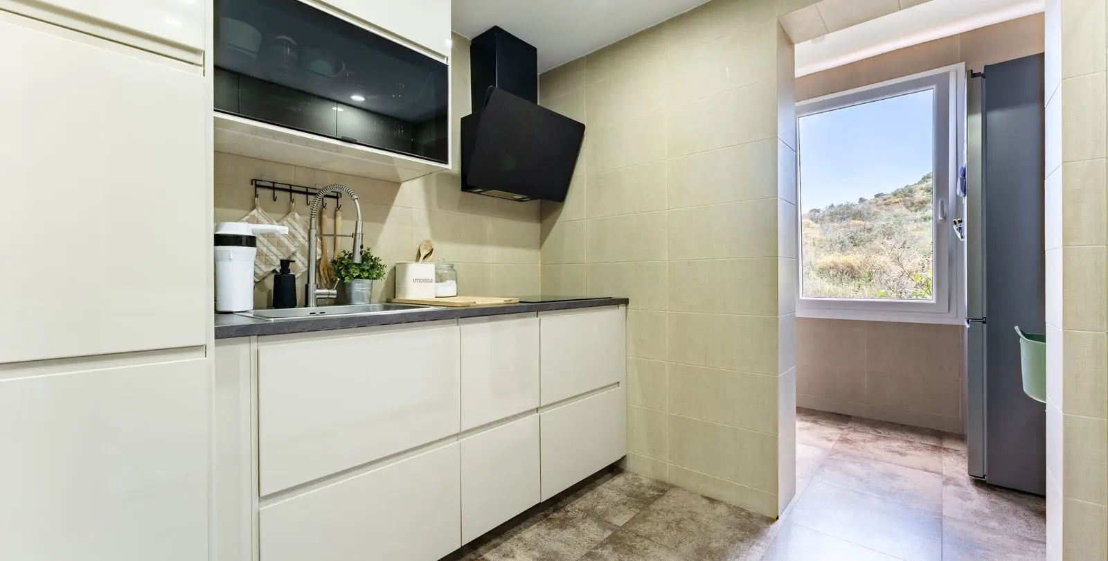 Sale of middle floor apartment in Calahonda 10
