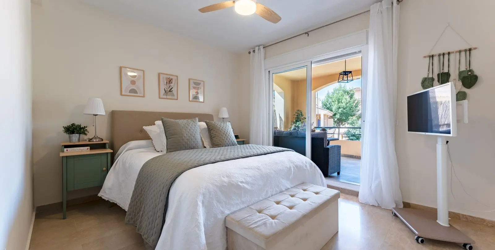 Sale of middle floor apartment in Calahonda 14