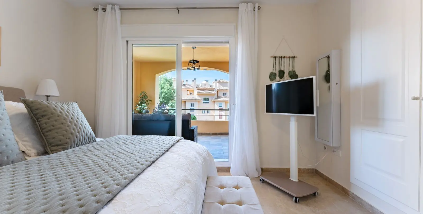 Sale of middle floor apartment in Calahonda 15