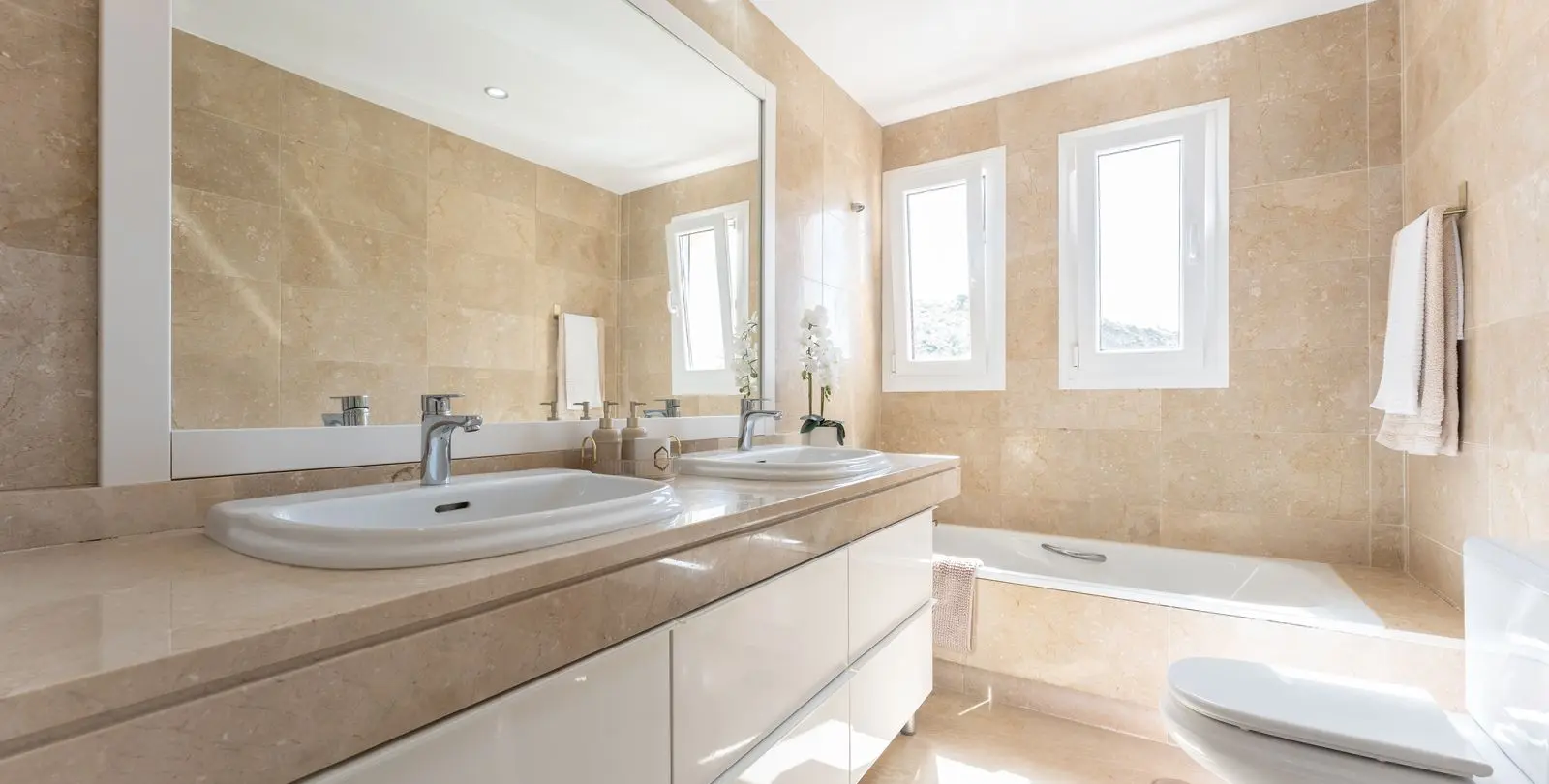 Sale of middle floor apartment in Calahonda 16