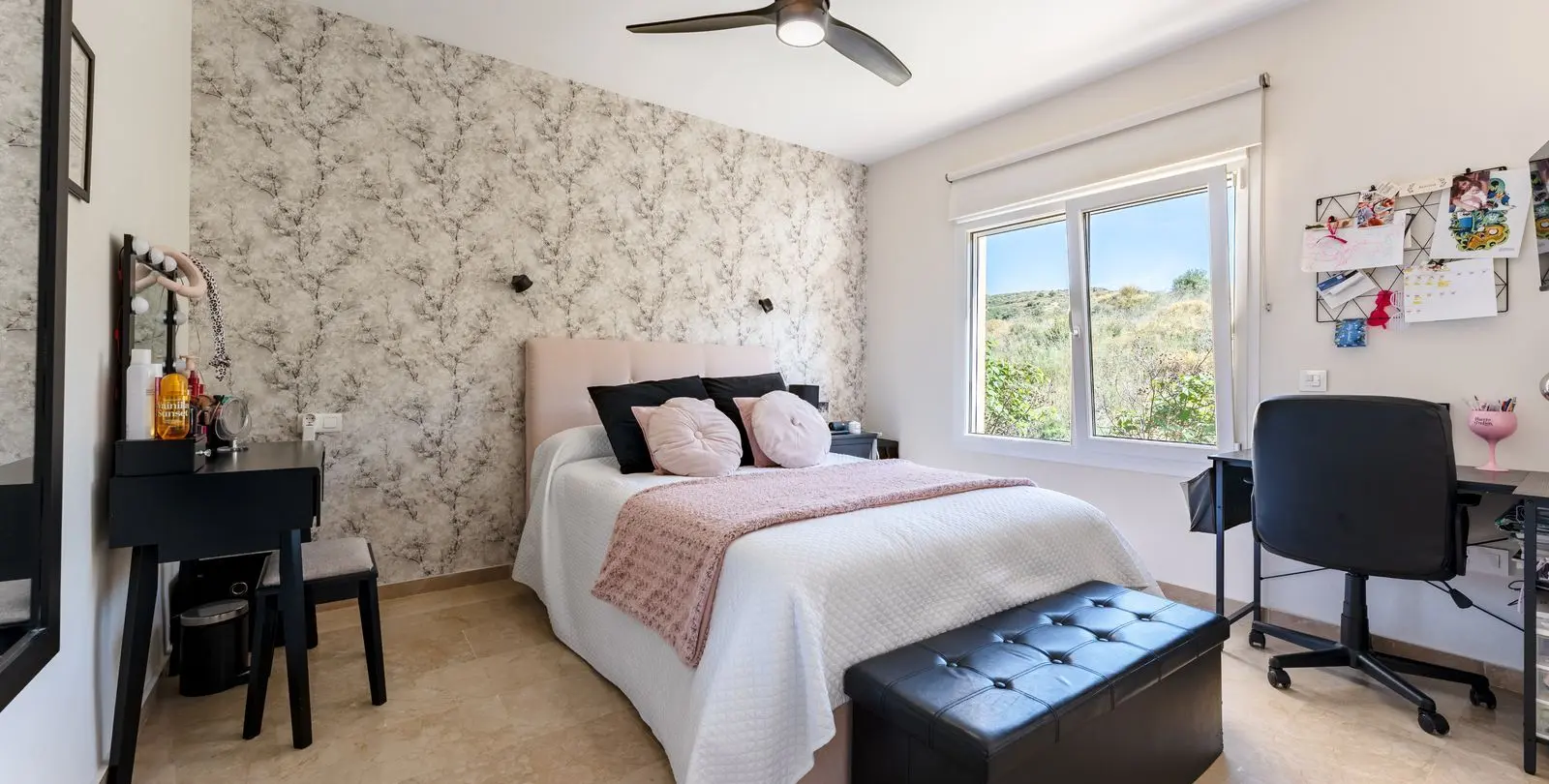 Sale of middle floor apartment in Calahonda 17