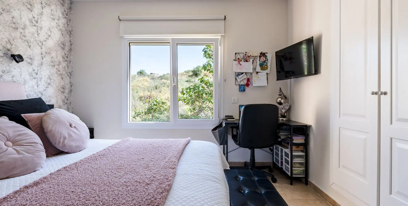 Sale of middle floor apartment in Calahonda 18