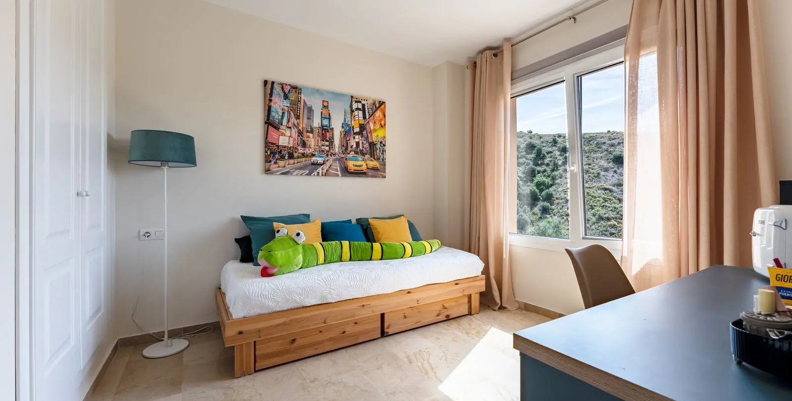 Sale of middle floor apartment in Calahonda 21