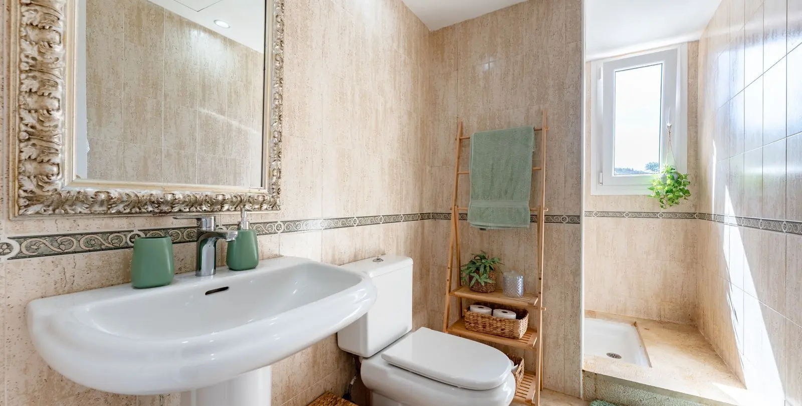 Sale of middle floor apartment in Calahonda 22