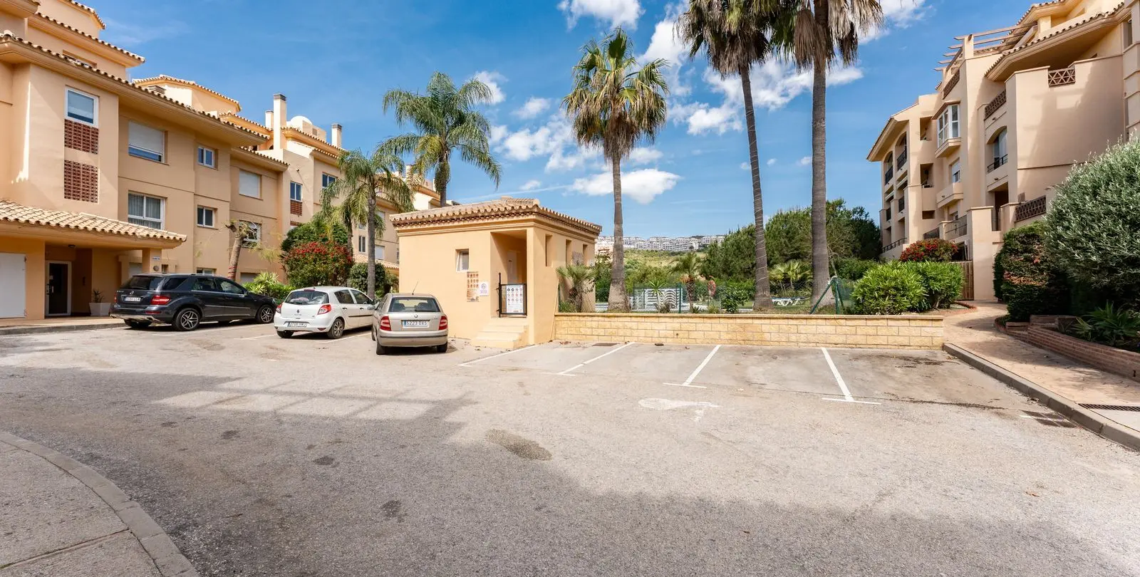Sale of middle floor apartment in Calahonda 23